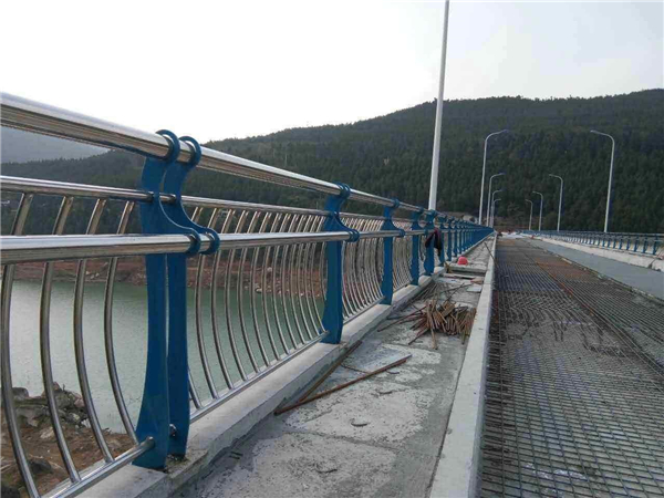 綦江不锈钢桥梁护栏的特点及其在桥梁安全中的重要作用
