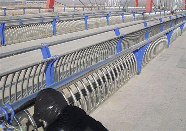 綦江不锈钢复合管护栏一种安全而耐用的防护解决方案
