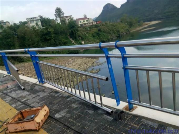 綦江不锈钢复合管护栏是一种卓越的防护材料